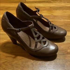 Chic Brown T-Strap Heels - “Strap Pump” shoes resemble Flapper Shoes of 1920s